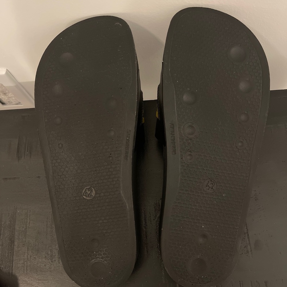 Off-white slides - Picture 6 of 10